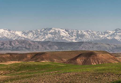 8-Day-Womens-Meditation--Creative-Retreat-Morocco-Marrakech-Valley-of-Roses-Sahara-Desert Camel trekking in Zagora desert at sunset – Highlighting the golden dunes and travelers riding camels.