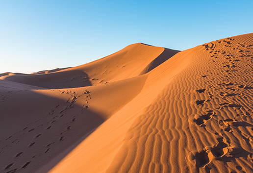 Yoga-au-coucher-du-soleil-dans-le-désert 8-Day Women’s Meditation & Creative Retreat Morocco Marrakech-Valley of Roses-Sahara Desert